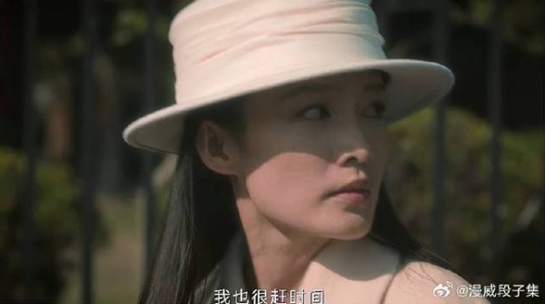 女卧底杀完人撤离 不料被特务发现，竟拉起帅小伙就演戏