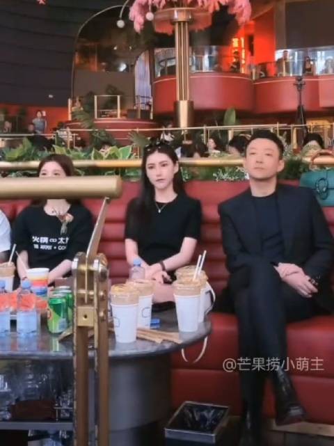 汪小菲带未婚妻参加活动，Mandy不时给汪小菲分享趣事，两人并排坐越看越般配