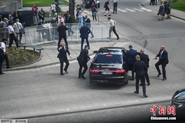 当地时间5月15日，发生枪击事件后，安全人员将斯洛伐克总理菲佐转移到车里。