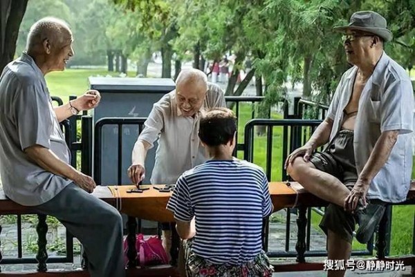 人到晚年才明白，不管和谁交往，该装就装，儿女也不例外