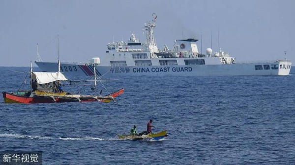 5月16日，中国海警船正在监视菲律宾渔船。图源：新华视觉