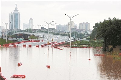 广西壮族自治区钦州市永福大桥保通桥东侧路段因出现内涝封闭通行。 新华社发（敖帅昌摄）