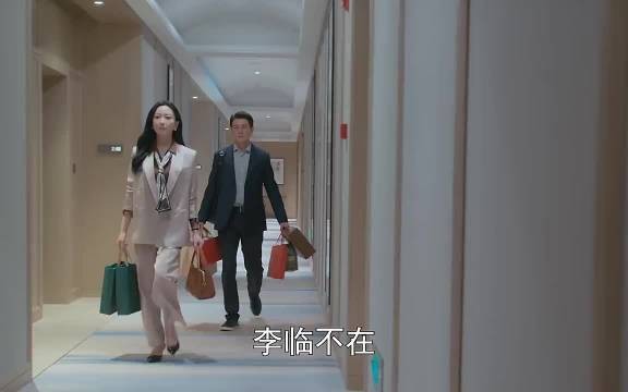 丈夫借口出差去找小师妹，妻子偶然看到他的手机…