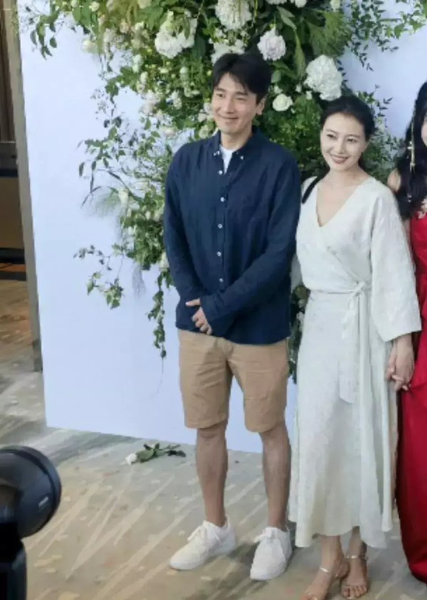 高圆圆赵又廷参加好友婚礼，夫妻俩甜蜜对视，结婚多年宛如热恋期