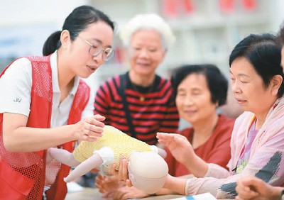 近日，四川省绵阳市涪城区九洲社区专业急救志愿者就夏季常见意外伤害进行急救方法讲解和演示，提升居民的急救意识和能力。 陈冬冬摄（人民视觉）