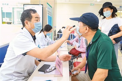 近日，航空总医院开展爱眼日主题义诊活动，眼科医务人员现场为市民进行免费检查，普及眼保健知识。 张建房摄（人民视觉）