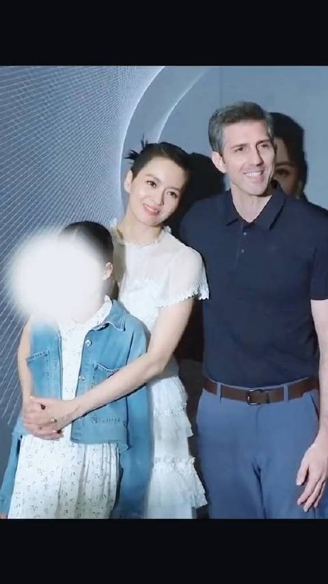 梁咏琪 演唱会，老公带女儿惊喜现身，48岁这状态超好，老公也很帅气…