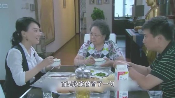 婆婆往儿媳粥里下药，不料儿媳撞见并不声张，饭桌上喂给她儿子吃