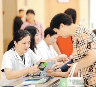 7月11日，在浙江省湖州市德清县舞阳街道社区卫生服务中心，医生为上柏村村民进行慢性病健康义诊。 谢尚国摄（人民视觉）