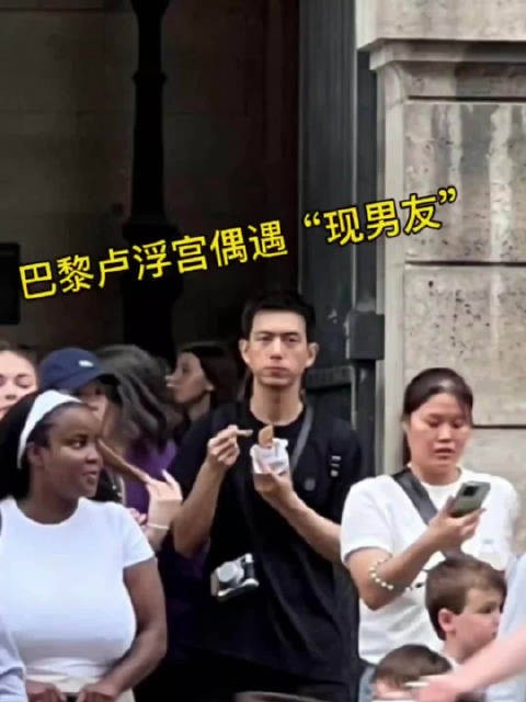 李现在巴黎卢浮宫逛街被偶遇，吃冰淇淋被认出来了