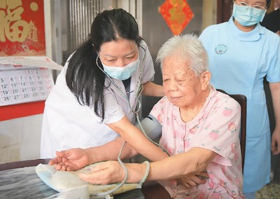 日前，广东省广州市荔湾区金花街社区卫生服务中心医生上门为92岁的陈阿婆检查身体。新华社记者 卢汉欣摄