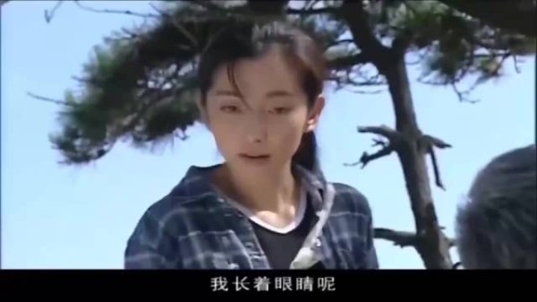 小姑娘看大爷下棋，大爷直言她看不懂，下秒大爷输惨了