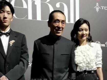 七十岁携妻子与儿子亮相活动，陈婷比张艺谋小31岁并为他孕育了三位子女…