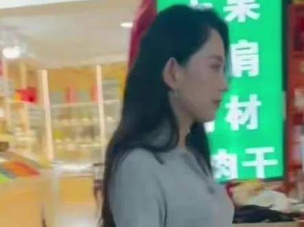 汪峰的女友森林北在街头被粉丝巧遇，两位男性助手负责携带包裹，显得颇有气势