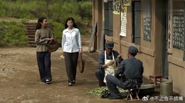 邻居劝安杰，早点把德华嫁给老丁，安杰左右为难