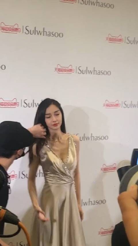 angelababy 穿金色深V长裙，肌肤白皙透亮，身材好到没话说！