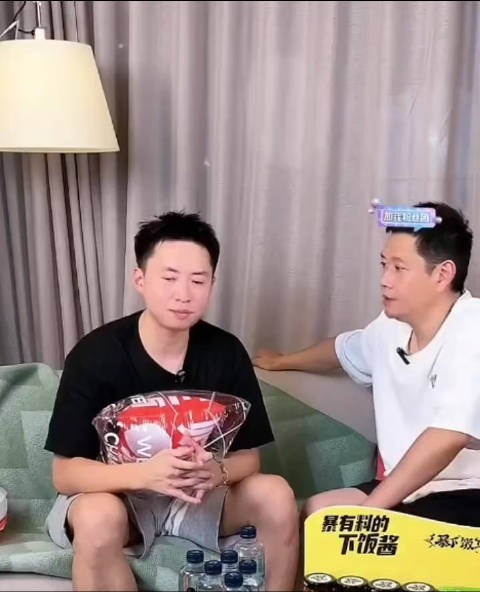 你俩聊天是真搞笑！一开始兄弟相称，后面就叫侄子了，把方博惊着了