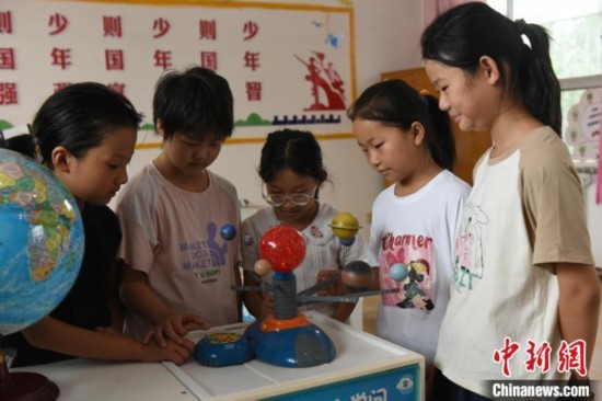 图为河北省深州市兵曹乡兵曹完全小学，学生们正在观察行星模型。袁佳凯 摄