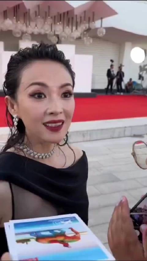 感觉她离 婚后更漂亮了，气质也很绝，45岁这个状态已经很不错了