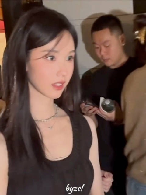 真美女从不惧怕顶光