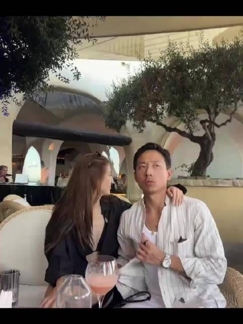 吴千语旅行拍照秀洋气穿搭，脸蛋身材顶美松弛