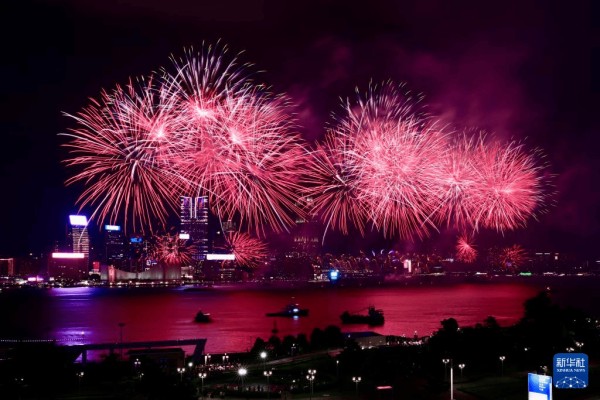 特写：烟花盛宴闪耀香港祝福祖国