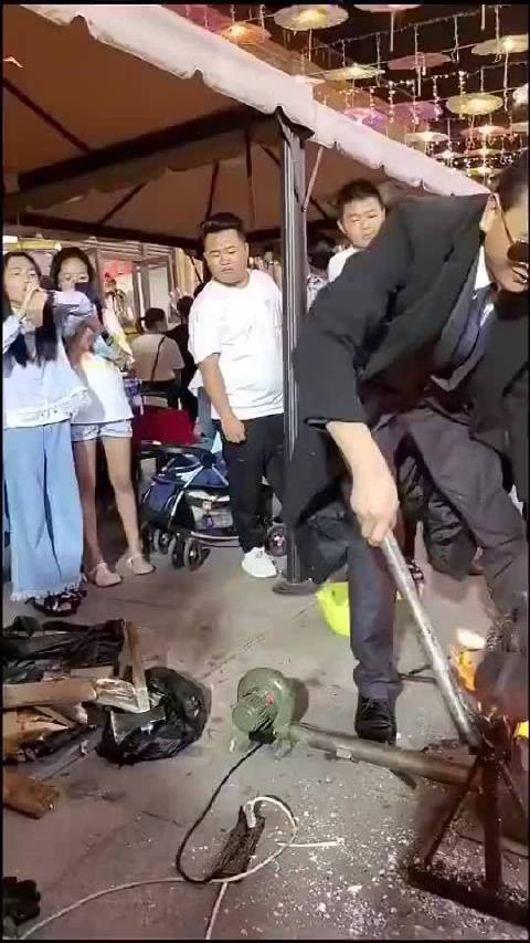 震惊！发哥好惨，沦落街头卖爆米花