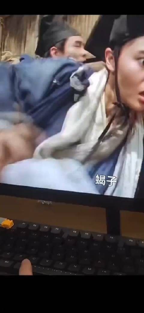 李连杰和李嘉欣这段，好多穿帮，经典港片，武侠 刺的时候是剑…