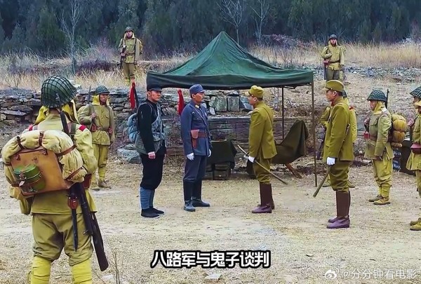 鬼子威胁学生兵投降，不料学生兵奋勇抵抗，鬼子居然被打败了