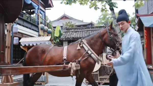 这花式刀法转得真帅气，还有你们俩的牵手也越来越自然了