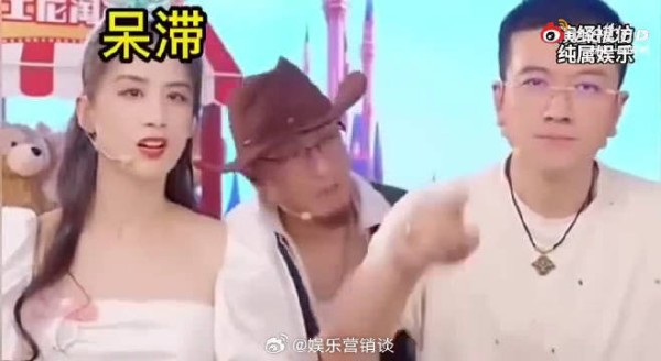 在杨子直播间，黄圣依的状态不佳，她插话无力，只能苦笑掩饰