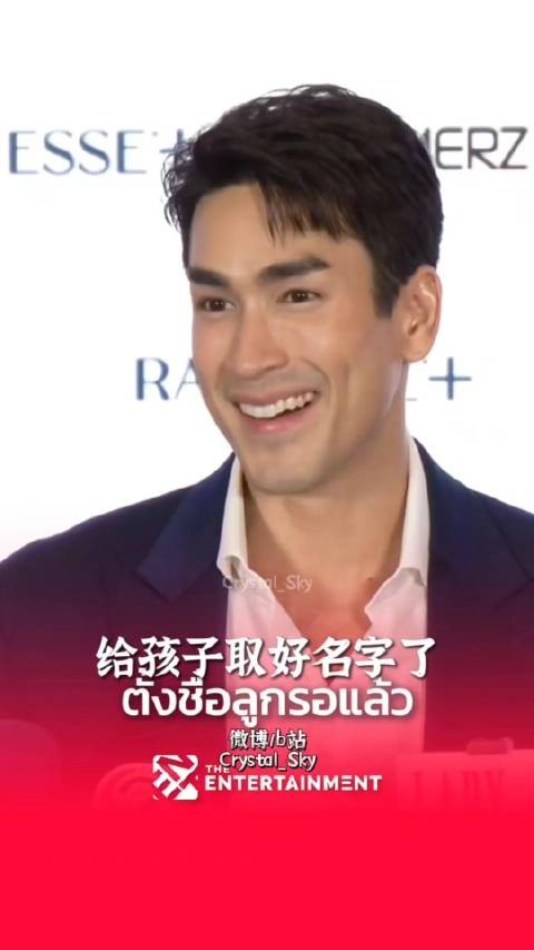 2024-10-24Nadech和Yaya在素坤逸巷子的人行道散步时…