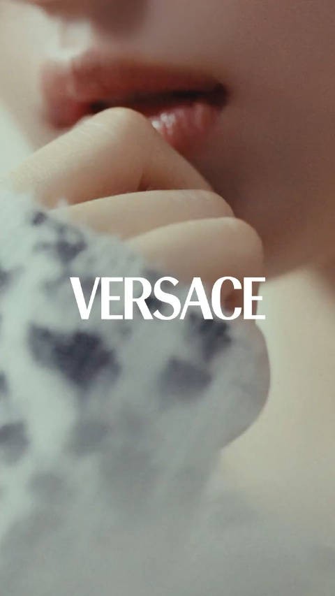 宁艺卓出镜Versace 假日广告大片，身穿品牌2025早春系列亮相…