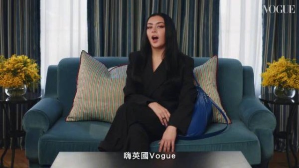 VOGUE X歌手查莉 Charli XCX 的 Mugler包包里有什么？假发、腐烂的香蕉