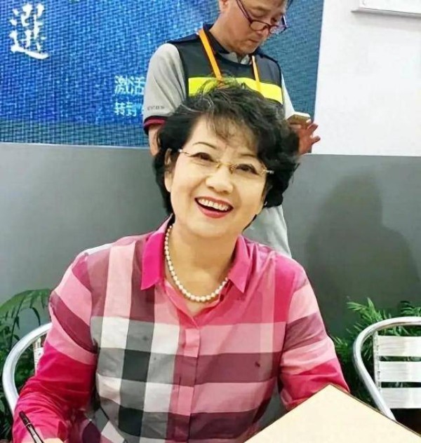 李维康：这位京剧女神婚后42年不做饭，AA制生活，女儿保姆照料