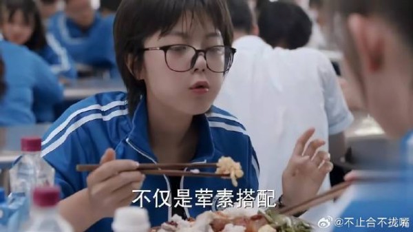 校花帮林妙妙打饭，没想到吃这么多，校花都不敢帮她打了