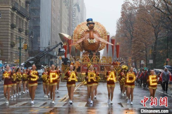 美国纽约雨中举行感恩节大游行