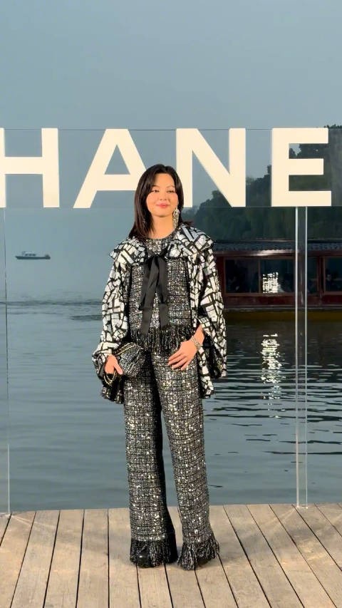 辛芷蕾亮相香奈儿杭州大秀现场，身着Chanel 2025 春夏系列，美得时髦自在