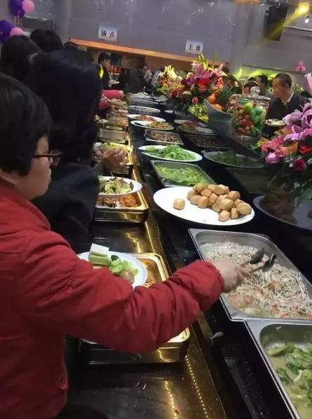 厦大食堂推出豪华自助餐 两天被学生吃垮(图)