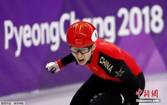 资料图：2018平昌冬奥会短道速滑男子500米颁奖仪式在平昌奥运村举行，夺得金牌的中国选手武大靖登台领奖。