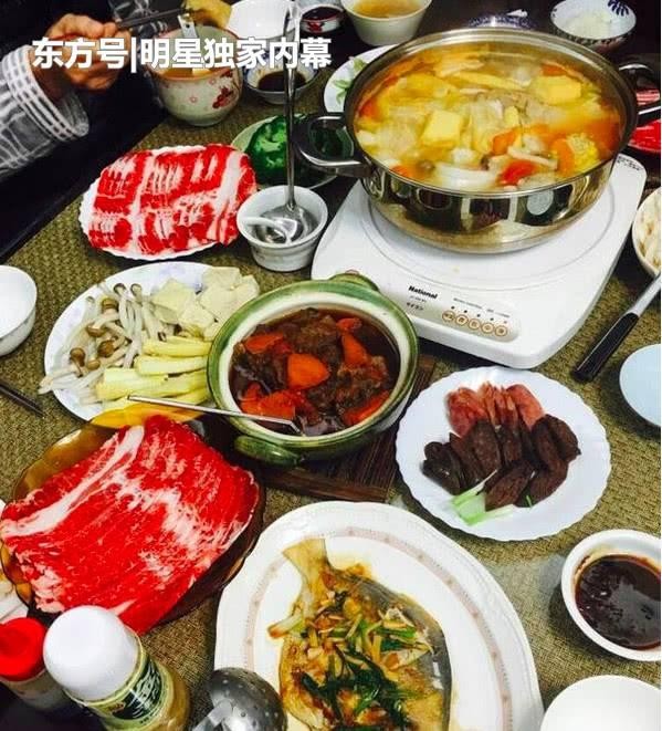 盘点明星们全家年夜饭合影照，这么多佳肴，你最喜欢谁家的！