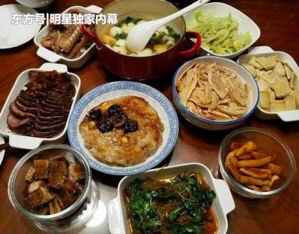 盘点明星们全家年夜饭合影照，这么多佳肴，你最喜欢谁家的！