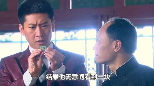 富家少爷带女孩去挑首饰，不料一块玉佩让少爷发现了他的身世之谜