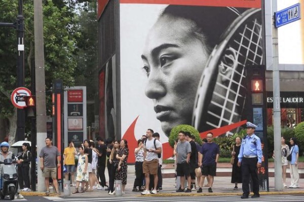 2024年8月3日，上海，闹市街区矗立的大幅郑钦文广告。视觉中国 图