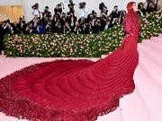 Cardi b亮相MET GALA红毯 超大面积礼服高调华丽