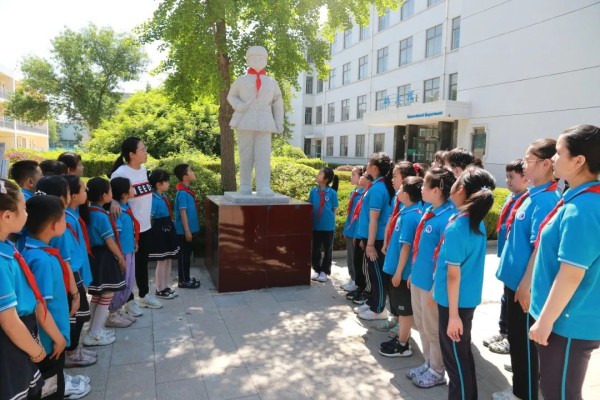 2022年5月27日，山东省高密市滨北学校的小学生在党员教师的指导下了解雷锋的事迹。李海涛 摄