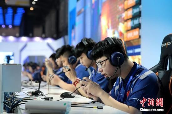 资料图：WCG2019世界总决赛于西安启幕。图为参赛队伍激烈角逐。张远 摄