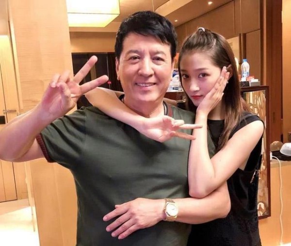 明星老爸职业是什么？杨幂杨紫的老爸了不起，看到乔欣：缺女儿吗