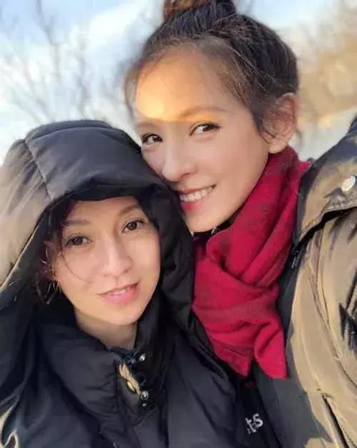 娱乐圈中这些明星母女花，看上去神似姐妹，应采儿的妈妈更是逆天