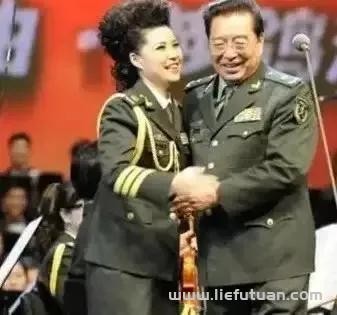 李双江与蒋英的故事看后彻底震惊（“歌坛巨星”李双江情史里的三个女人）